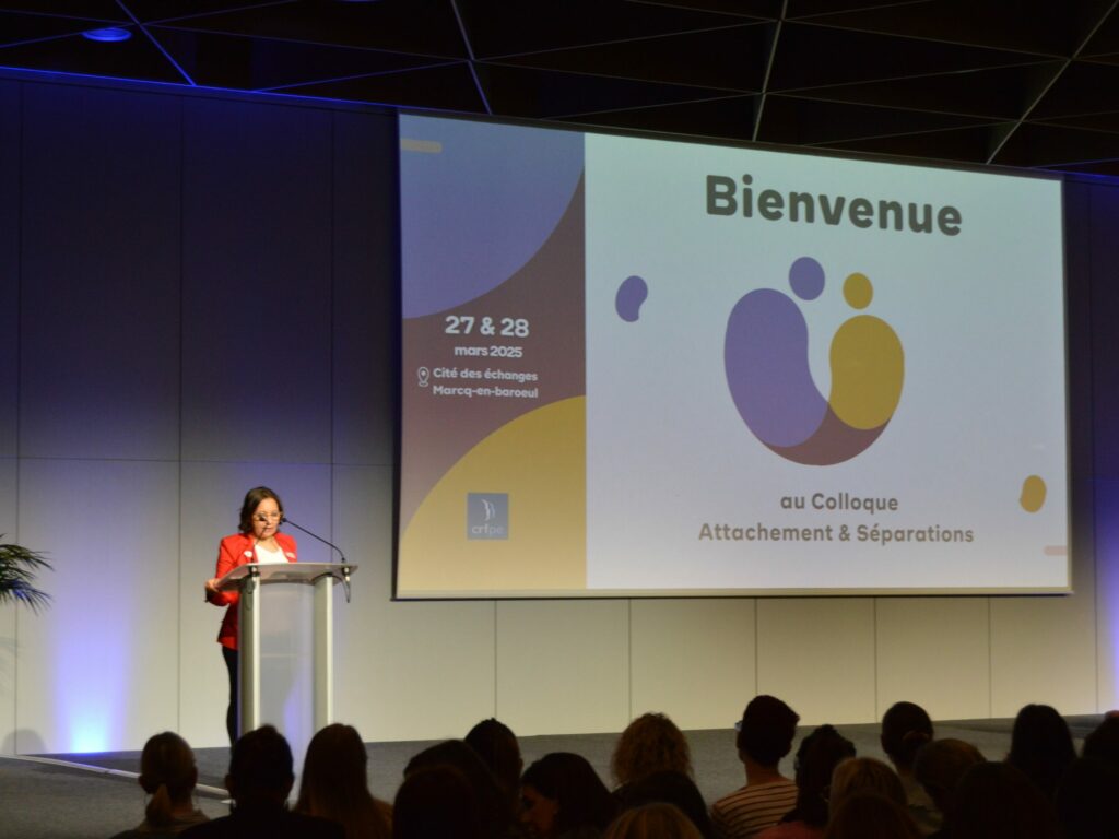 Norah Allem qui souhaite la bienvenue au colloque attachement