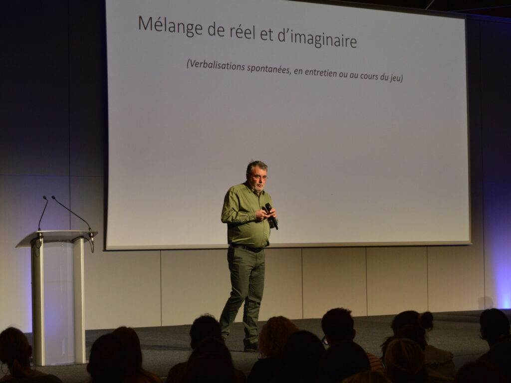 Le professeur Didier Journois pendant son intervention au colloque attachement