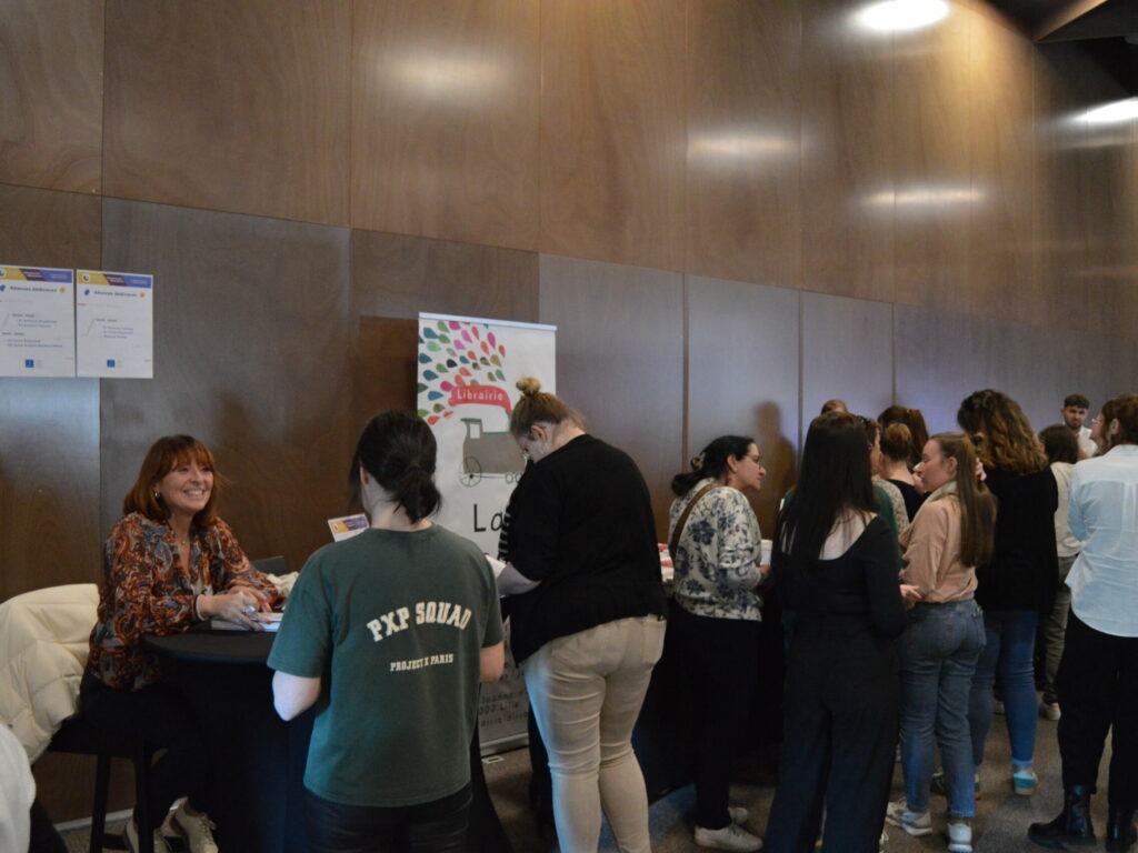 L'espace dédicace et libraire du colloque attachement